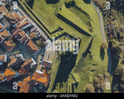 Blick aus der Vogelperspektive auf die historische Fortaleza de Valenca, umgeben von traditionellen Gebäuden und üppigem Grün, Valenca, Viana do Castelo, Portugal. Stockfoto