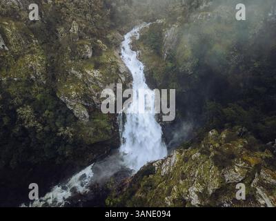 Blick aus der Vogelperspektive auf den majestätischen Wasserfall Fervenza do Toxa, umgeben von üppigem Grün und zerklüfteten Felsen, Silleda, Pontevedra, Spanien. Stockfoto