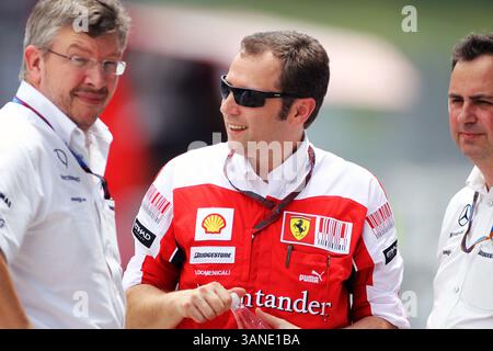 April 2010 - Sepang, Malaysia - (L bis R): ROSS BRAWN (GBR) Mercedes GP Teamleiter mit STEFANO DOMENICALI (ITA) Ferrari Generaldirektor und RON MEADOWS (GBR) Mercedes GP Team Manager. Formel-1-Weltmeisterschaft, Rd 3, Großer Preis Von Malaysia, . (Vermerk: © Sutton Motorsports/ZUMApress.com) Stockfoto