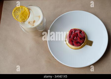 Cocktails und Desserts mit verschiedenen Geschmacksrichtungen im Coffee Shop. Stockfoto