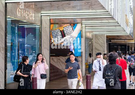 China. April 2025. Shopper laufen vorbei an der italienischen Luxusmarke Gucci. (Foto: Sebastian ng/SOPA Images/SIPA USA) Credit: SIPA USA/Alamy Live News Stockfoto