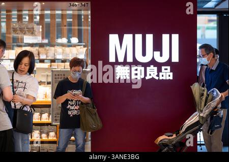 China. April 2025. Käufer werden außerhalb des japanischen Haushalts- und Bekleidungsgeschäfts Muji in Hongkong gesehen. (Foto: Sebastian ng/SOPA Images/SIPA USA) Credit: SIPA USA/Alamy Live News Stockfoto