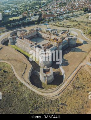 Blick aus der Vogelperspektive auf die historische Festung Salses mit schöner Architektur, Salses-le-Chateau, Frankreich. Stockfoto