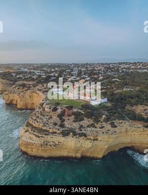 Aus der Vogelperspektive des Leuchtturms von Alfanzina mit Blick auf die felsige Küste und die Stadt Faro, Portugal. Stockfoto