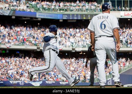 April 2010 - Milwaukee, WI. Miller Park. Milwaukee Brewers Prince Fielder #28 läuft zur ersten Basis auf einem Single nach links Feld, Fielder hatte heute 2 Hits gegen die Rockies. Milwaukee Brewers verloren am Eröffnungstag gegen die Colorado Rockies 3-5. Mike McGinnis / CSM(Credit Image: © Mike McGinnis/Cal Sport Media/ZUMApress.com) Stockfoto