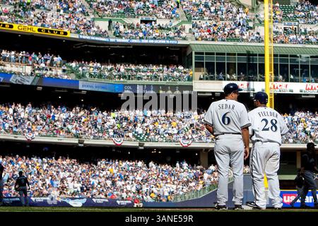 April 2010 - Milwaukee, WI. Miller Park. Milwaukee Brewers Prince Fielder #28 läuft zur ersten Basis auf einem Single nach links Feld, Fielder hatte heute 2 Hits gegen die Rockies. Milwaukee Brewers verloren am Eröffnungstag gegen die Colorado Rockies 3-5. Mike McGinnis / CSM(Credit Image: © Mike McGinnis/Cal Sport Media/ZUMApress.com) Stockfoto