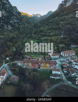 Blick aus der Vogelperspektive auf die wunderschöne Dorfsiedlung in Asturien, Pola de Somiedo, Spanien. Stockfoto