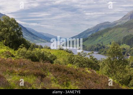 Schottland, Hügel, Bäume, Bach, Loch, dramatischer Himmel, Wolken, atmosphärisch Stockfoto