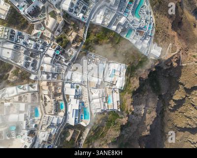 Blick aus der Vogelperspektive über die Wolken traditioneller weißer Häuser auf Santorin, Griechenland. Stockfoto