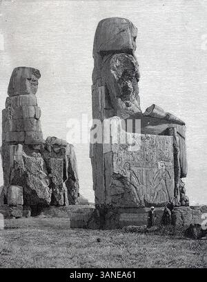 Die Memnonkolosse, zwei kolossale antike ägyptische Statuen, die aus dem 14. Jahrhundert v. Chr. nebeneinander stehen. Sie befinden sich im Niltal unweit des Tals der Könige in Westtheben, um 1890, Ägypten, digitale Reproduktion eines Originals aus dem 19. Jahrhundert, historisch Stockfoto