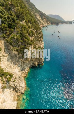 Gruppe von Booten aus der Vogelperspektive vor felsigen Klippen an der Küste in Sivota, Griechenland. Stockfoto