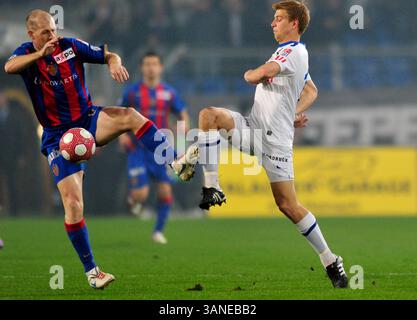 24. März 2010: Scott Chipperfield des FC Basel kämpft im St. Jacob Park in Basel um den Ball. Das Spiel endete mit 4:1. (Bild: © John Middlebrook/Cal Sport Media/ZUMApress.com) Stockfoto