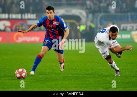 24. März 2010: Behrang Safari des FC Basel versuchte, Johann Vonlanthen beim Spiel der Axpo League im St. Jacob Park in Basel zu besiegen. Das Spiel endete mit 4:1. (Bild: © John Middlebrook/Cal Sport Media/ZUMApress.com) Stockfoto