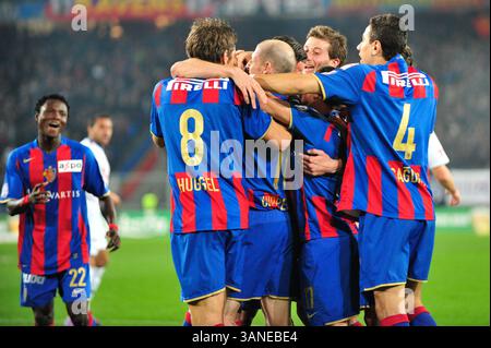 24. März 2010: Das Team FC Basel feiert nach einem Tor beim Spiel der Axpo League im St. Jacob Park in Basel. Das Spiel endete mit 4:1. (Bild: © John Middlebrook/Cal Sport Media/ZUMApress.com) Stockfoto