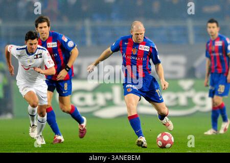 24. März 2010: Scott Chipperfield des FC Basel kämpft im St. Jacob Park in Basel um den Ball. Das Spiel endete mit 4:1. (Bild: © John Middlebrook/Cal Sport Media/ZUMApress.com) Stockfoto
