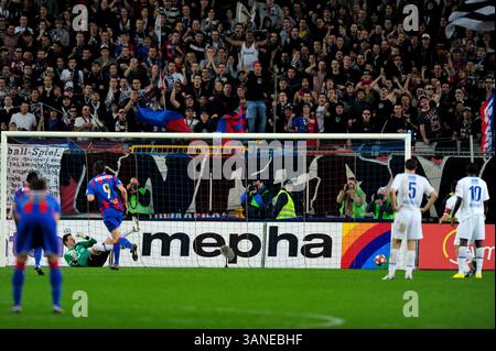 24. März 2010: Der Torhüter Johnny Leoni des FC Zürich verteidigt den Elfmeterschuss des FC Basel Marco Streller während des Spiels der Axpo League im St. Jacob Park in Basel. Das Spiel endete mit 4:1. (Bild: © John Middlebrook/Cal Sport Media/ZUMApress.com) Stockfoto
