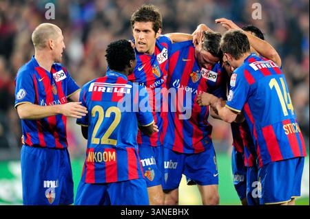 24. März 2010: Das Team FC Basel feiert nach einem Tor beim Spiel der Axpo League im St. Jacob Park in Basel. Das Spiel endete mit 4:1. (Bild: © John Middlebrook/Cal Sport Media/ZUMApress.com) Stockfoto