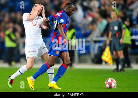 24. März 2010: Der FC Basel Jaqcues Zoua Daogari trifft Ludovic Magnin beim Spiel der Axpo League im St. Jacob Park in Basel. Das Spiel endete mit 4:1. (Bild: © John Middlebrook/Cal Sport Media/ZUMApress.com) Stockfoto