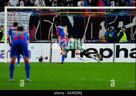 24. März 2010: Der Torhüter Johnny Leoni des FC Zürich verteidigt den Elfmeterschuss des FC Basel Marco Streller während des Spiels der Axpo League im St. Jacob Park in Basel. Das Spiel endete mit 4:1. (Bild: © John Middlebrook/Cal Sport Media/ZUMApress.com) Stockfoto