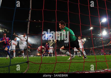 24. März 2010: Der Torhüter Johnny Leoni des FC Zürich versucht, einen Schuss gegen Scott Chipperfield des FC Basel während des Spiels der Axpo League im St. Jacob Park in Basel zu verteidigen. Das Spiel endete mit 4:1. (Bild: © John Middlebrook/Cal Sport Media/ZUMApress.com) Stockfoto