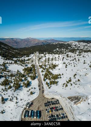 Wunderschöner Blick aus der Luft auf das Skigebiet am Mount Erymanthos, Griechenland Stockfoto