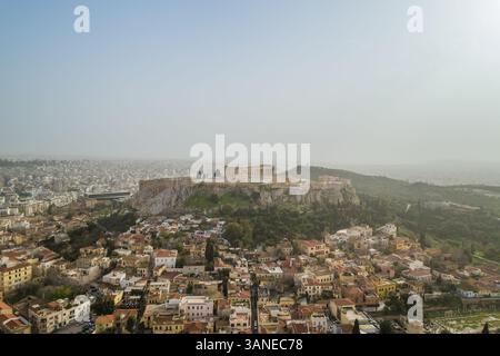 Blick aus der Vogelperspektive auf die Akropolis von Athen, eine antike Zitadelle auf einem Felsvorsprung über der Stadt Athen Stockfoto