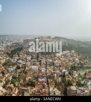 Blick aus der Vogelperspektive auf die Akropolis von Athen, eine antike Zitadelle auf einem Felsvorsprung über der Stadt Athen Stockfoto