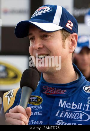 Hampton, GA - 07. März 2010: Kurt Busch nimmt die karierte Flagge für den Kobalt Tools 500 auf dem Atlanta Motor Speedway in Hampton, GA. (Kreditbild: © ASP/Cal Sport Media/ZUMApress.com) Stockfoto