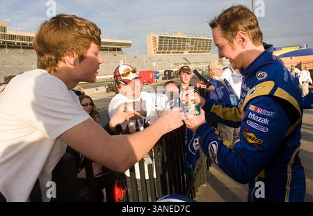 Hampton, GA - 07. März 2010: Kurt Busch nimmt die karierte Flagge für den Kobalt Tools 500 auf dem Atlanta Motor Speedway in Hampton, GA. (Kreditbild: © ASP/Cal Sport Media/ZUMApress.com) Stockfoto