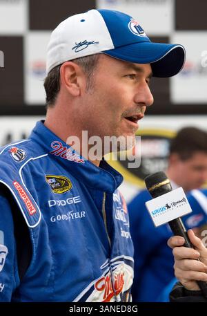 Hampton, GA - 07. März 2010: Kurt Busch nimmt die karierte Flagge für den Kobalt Tools 500 auf dem Atlanta Motor Speedway in Hampton, GA. (Kreditbild: © ASP/Cal Sport Media/ZUMApress.com) Stockfoto
