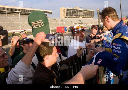 Hampton, GA - 07. März 2010: Kurt Busch nimmt die karierte Flagge für den Kobalt Tools 500 auf dem Atlanta Motor Speedway in Hampton, GA. (Kreditbild: © ASP/Cal Sport Media/ZUMApress.com) Stockfoto