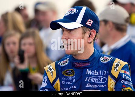Hampton, GA - 07. März 2010: Kurt Busch nimmt die karierte Flagge für den Kobalt Tools 500 auf dem Atlanta Motor Speedway in Hampton, GA. (Kreditbild: © ASP/Cal Sport Media/ZUMApress.com) Stockfoto
