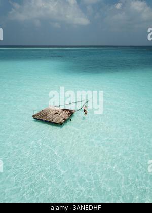 Aus der Vogelperspektive von Pontoon im kristallklaren Ozean auf den Malediven, Indischer Ozean Stockfoto