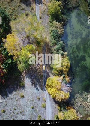 Aus der Vogelperspektive des Minibusses mit Kanu auf unbefestigten Wegen, umgeben von Seen und herbstfarbenen Bäumen in Tekapo, Südinsel, Neuseeland Stockfoto