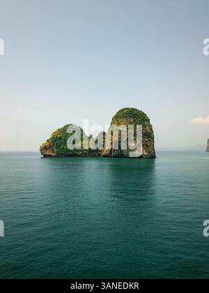 Aus der Vogelperspektive auf riesige Kalksteinklippen und Inseln im türkisblauen Meer, einem tropischen Paradies, Phra Nang, Krabi, Phuket, Thailand. Stockfoto
