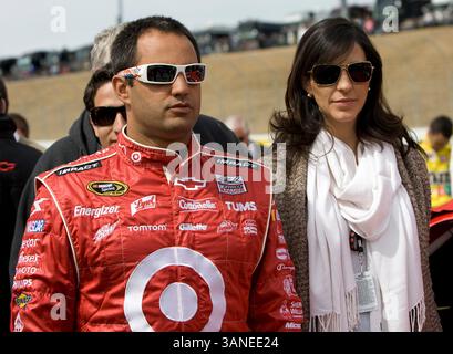 Hampton, GA - 07. März 2010: Juan Pablo Montoya und seine Frau Connie vor dem Start des Kobalt Tools 500 auf dem Atlanta Motor Speedway in Hampton, GA. (Kreditbild: © ASP/Cal Sport Media/ZUMApress.com) Stockfoto