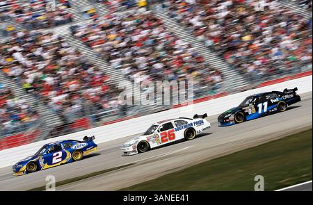 Hampton, GA - 07. März 2010: Kurt Busch führt Denny Hamlin während der Fahrt der Kobalt Tools 500 auf dem Atlanta Motor Speedway in Hampton, GA an. (Kreditbild: © ASP/Cal Sport Media/ZUMApress.com) Stockfoto
