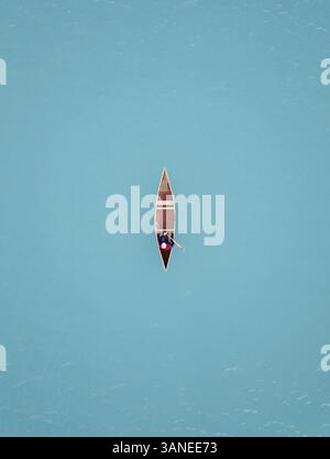Aus der Vogelperspektive eines klassischen kanadischen Kanus, das auf dem glazialen türkisblauen Lake Tekapo auf Südinsel, Neuseeland paddelt Stockfoto