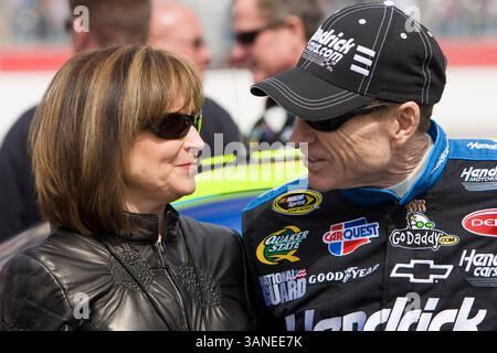 Hampton, GA - 07. März 2010: Mark Martin und seine Frau Arlene vor dem Rennen der Kobalt Tools 500 auf dem Atlanta Motor Speedway in Hampton, GA. (Kreditbild: © ASP/Cal Sport Media/ZUMApress.com) Stockfoto