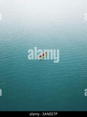 Aus der Vogelperspektive eines klassischen kanadischen Kanus, das auf dem glazialen türkisblauen Lake Tekapo auf Südinsel, Neuseeland paddelt Stockfoto