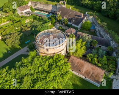 Blick aus der Vogelperspektive auf ein malerisches historisches Gebäude, umgeben von üppigem Grün und einem wunderschönen Garten, Vallery, Frankreich. Stockfoto