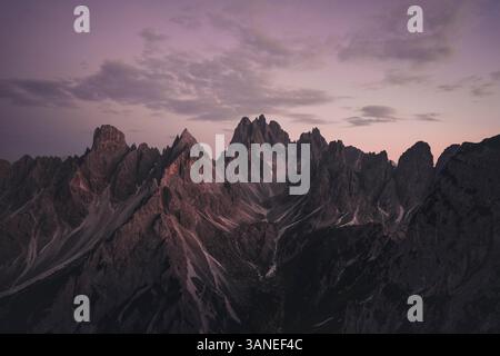 Blick aus der Vogelperspektive auf die wunderschöne Bergkette bei Sonnenaufgang, St. Ulrich, Italien. Stockfoto