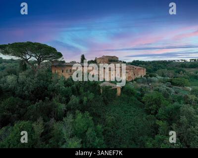 Luftaufnahme von Monterongriffoli, Montalcino, Toskana, Siena, Italien. Stockfoto