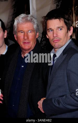 2. März 2010 - New York, New York, USA - RICHARD GERE und ETHAN HAWKE. Ankunft bei der Premiere von „Brooklyn's Finest“ im AMC Loews Lincoln Square Theatre in New York City am 02. März 2010. . I15133KBA(Bild: © Ken Babolocsay/Globe Photos/ZUMApress.com) Stockfoto
