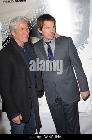 . 02, 2010 - New York, NY, USA - . . . . . Am 2. März 2010 treffen die New Yorker Schauspieler Richard Gere und Ethan Hawke am 2. März 2010 in New York City zur Premiere von Overture Films 'Brooklyn's Finest' auf dem Dach des Empire Hotels ein (Bild: © Sharkpixs/ZUMApress.com). Stockfoto