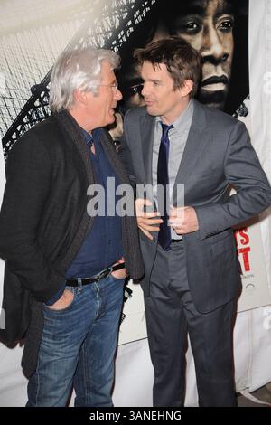 . 02, 2010 - New York, NY, USA - . . . . . Am 2. März 2010 treffen die New Yorker Schauspieler Richard Gere und Ethan Hawke am 2. März 2010 in New York City zur Premiere von Overture Films 'Brooklyn's Finest' auf dem Dach des Empire Hotels ein (Bild: © Sharkpixs/ZUMApress.com). Stockfoto