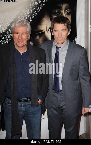 . 02, 2010 - New York, NY, USA - . . . . . Am 2. März 2010 treffen die New Yorker Schauspieler Richard Gere und Ethan Hawke am 2. März 2010 in New York City zur Premiere von Overture Films 'Brooklyn's Finest' auf dem Dach des Empire Hotels ein (Bild: © Sharkpixs/ZUMApress.com). Stockfoto