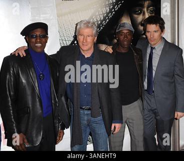 . 02, 2010 - New York, NY, USA - . . . . . 2. März 2010, New York City Wesley Snipes, Richard Gere, Don Cheadle und Ethan Hawke bei der Premiere von Overture Films 'Brooklyn's Finest' auf dem Dach des Empire Hotel am 2. März 2010 in New York City (Bild: © Sharkpixs/ZUMApress.com) Stockfoto
