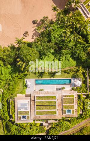Aus der Vogelperspektive eines kleinen Luxusresorts am Strand Playa Grande in der Nähe der Stadt Rio San Juan, Bundesstaat María Trinidad Sánchez, Dominikanische Republik. Stockfoto