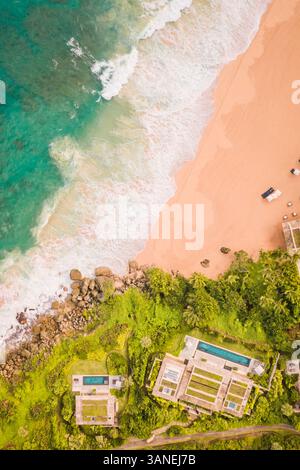 Aus der Vogelperspektive eines kleinen Luxusresorts am Strand Playa Grande in der Nähe der Stadt Rio San Juan, Bundesstaat María Trinidad Sánchez, Dominikanische Republik. Stockfoto